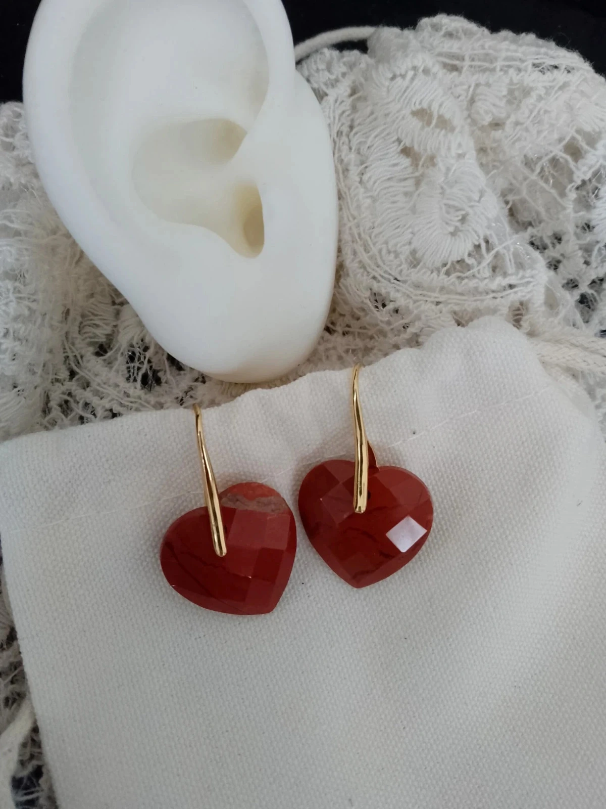 Brincos boêmios de amor com corações em pedras de jaspe vermelho natural – photo 2